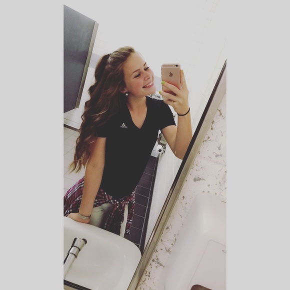 Profile Picture of Kailyn Vilett (@kailynvilett) on Poshmark