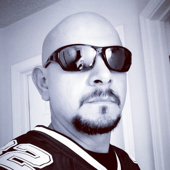 Profile Picture of Frank Silva (@franxxxsr) on Poshmark