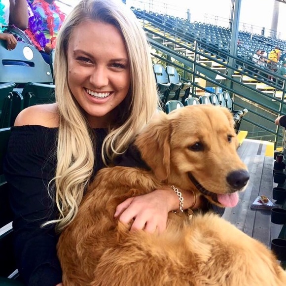 Profile Picture of Ashlee Sutherland (@ashleerenees) on Poshmark