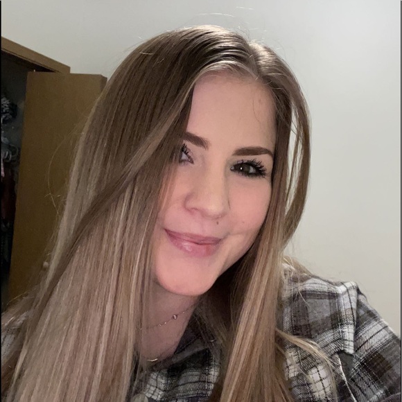 Profile Picture of Madelynne Hinerman (@maddiehinerman2) on Poshmark