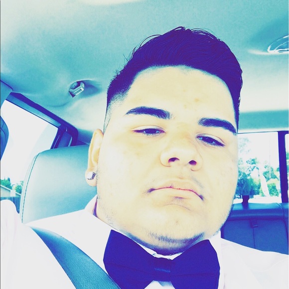 Profile Picture of Robert Viveros (@roberts247) on Poshmark