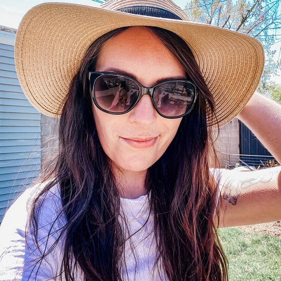 Profile Picture of Rebecca Hansen (@rebeccahansen_) on Poshmark