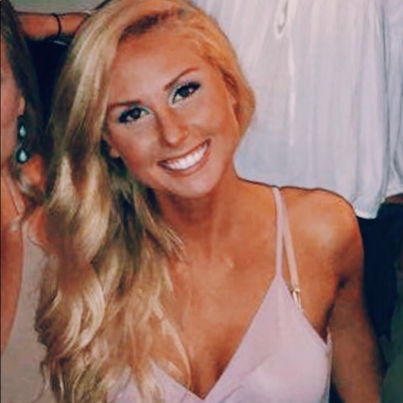 Profile Picture of Erin Matthews (@erinmatthews299) on Poshmark