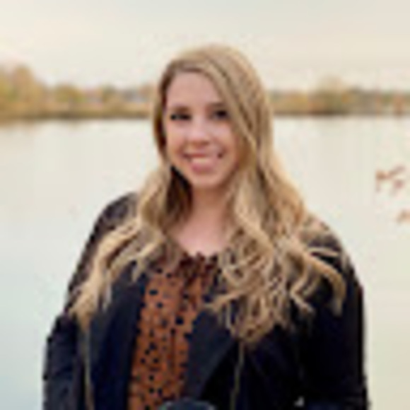 Profile Picture of Kayla Schmutzer (@kayla_schmutzer) on Poshmark