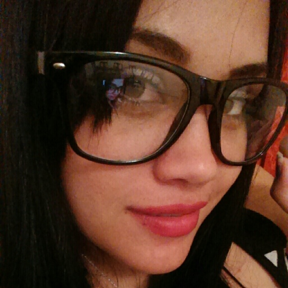 Profile Picture of Kimberley Solivan (@kimsolivan) on Poshmark