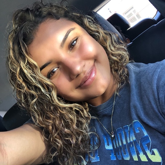 Profile Picture of Ana Gil (@agabrielag11) on Poshmark