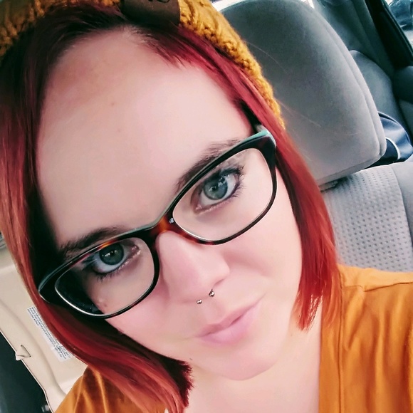 Profile Picture of Cassandra Warren (@cwarren9213) on Poshmark