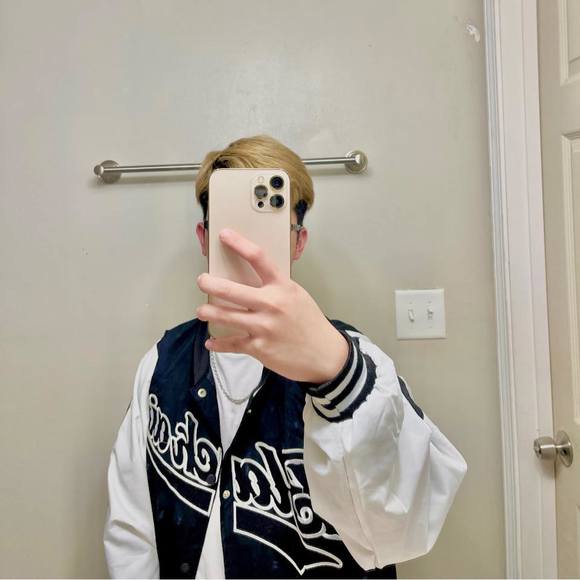 Profile Picture of Phát Lê (@lehoangphat2005) on Poshmark