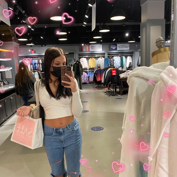 Profile Picture of Giovanna Gramolini (@itsgigiok) on Poshmark