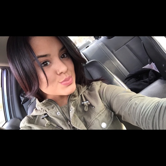 Profile Picture of Amanda Lugo (@amanda098) on Poshmark
