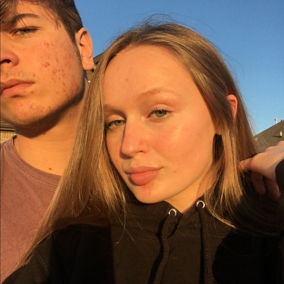 Profile Picture of Brie Gilbow (@briegilbow) on Poshmark