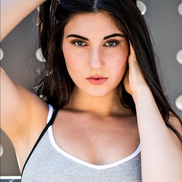 Profile Picture of Josie Holt (@josie_holt) on Poshmark