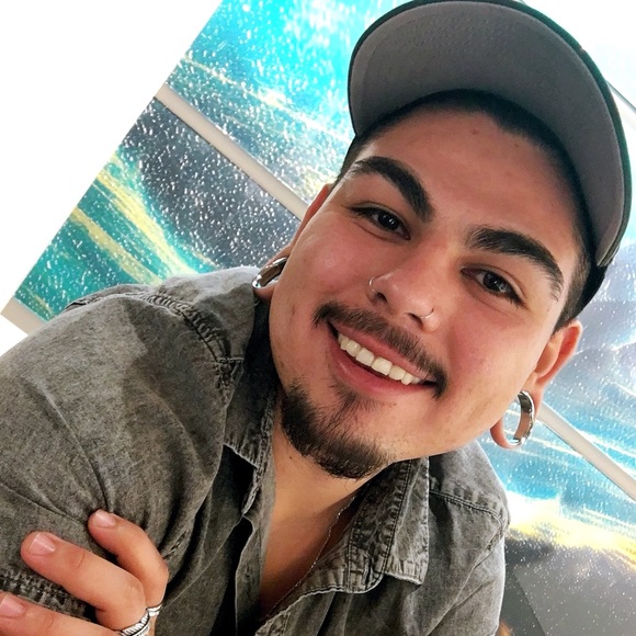 Profile Picture of Ray Muñoz (@raymnzz) on Poshmark