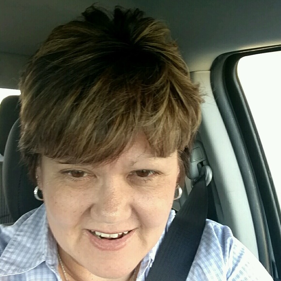 Profile Picture of Sandy Dauwalter (@dewey55) on Poshmark