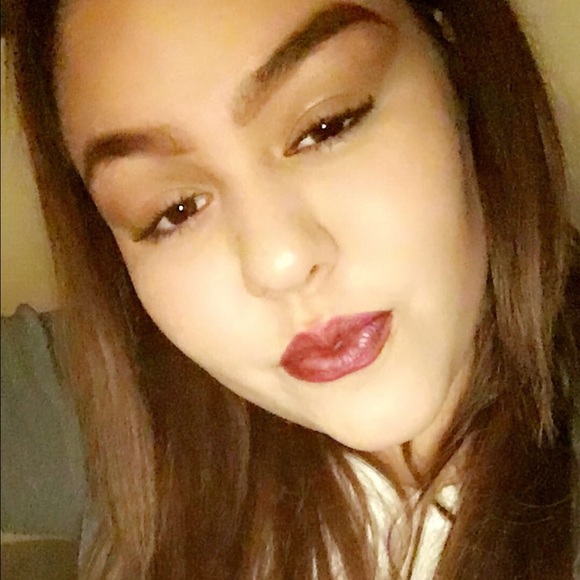 Profile Picture of Lucia Chacon (@lucia1999) on Poshmark