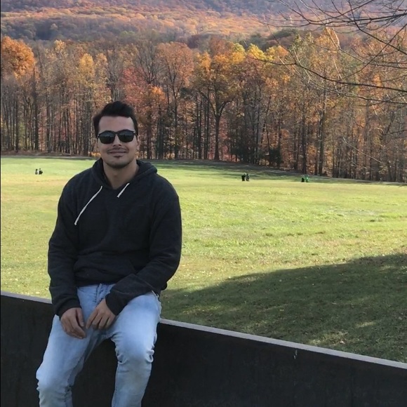 Profile Picture of Peter Ashley (@pashley86) on Poshmark