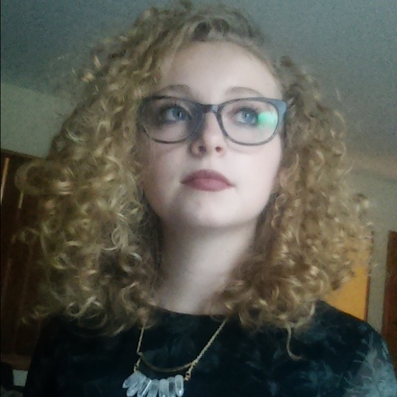 Profile Picture of Ashlyn Todryk (@ashlynmil98) on Poshmark