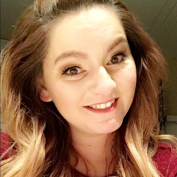 Profile Picture of Lindsey Hebert (@lindseyann1217) on Poshmark