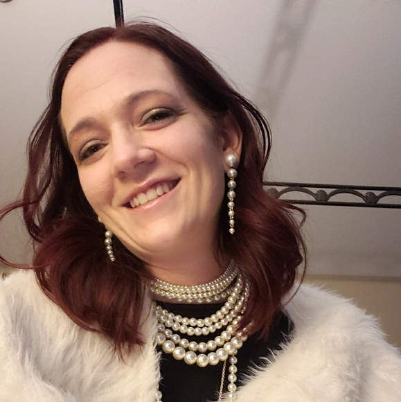 Profile Picture of Jennifer Akselrod (@beercakejenny) on Poshmark