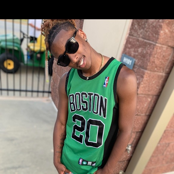 Profile Picture of Addison Daniel (@aldaniel19) on Poshmark