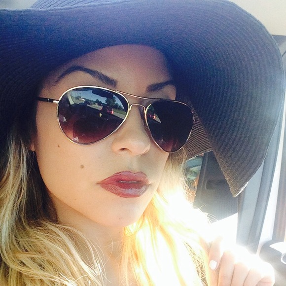 Profile Picture of Lisette Sanchez (@lizyalo) on Poshmark