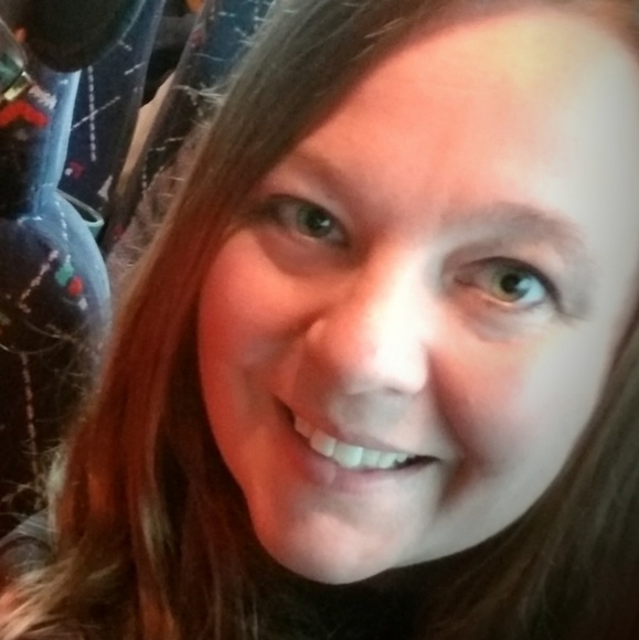 Profile Picture of Roxanne Shears (@roxannestay) on Poshmark