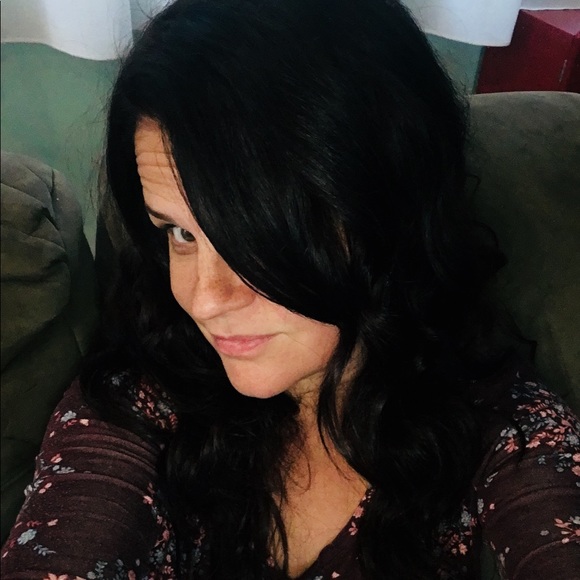 Profile Picture of Kim Ludkiewicz (@kludkiewicz) on Poshmark