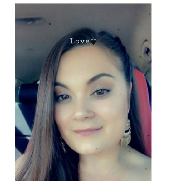 Profile Picture of Stephani Counts (@stephanic) on Poshmark