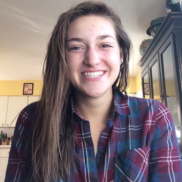 Profile Picture of Lucy Woolson (@lucywoolson) on Poshmark