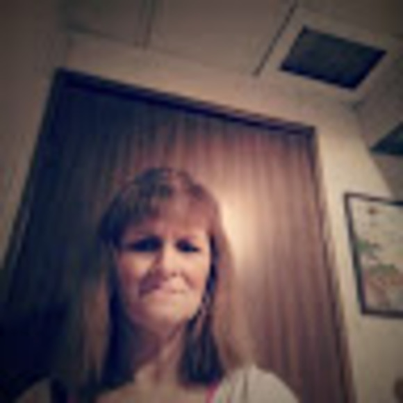 Profile Picture of Debra Paynter (@paynterdebra53) on Poshmark