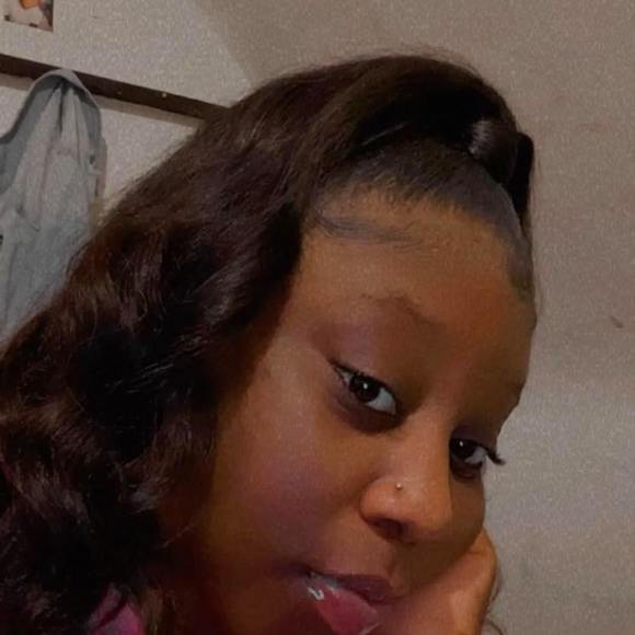 Profile Picture of Mianna Bates (@miannabates) on Poshmark