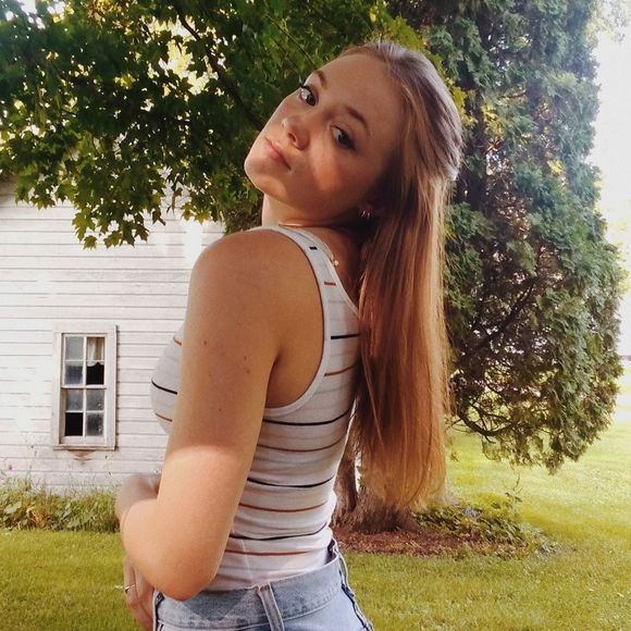 Profile Picture of Anna Peterson (@annibanani99) on Poshmark
