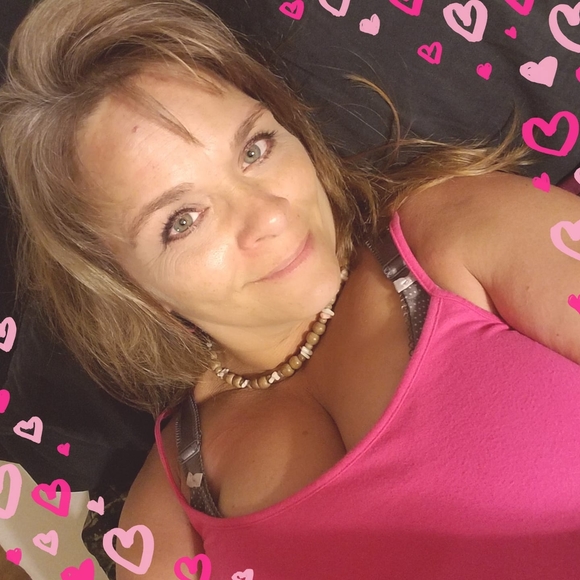 Profile Picture of Lisa Albritton (@lisamarie0401) on Poshmark