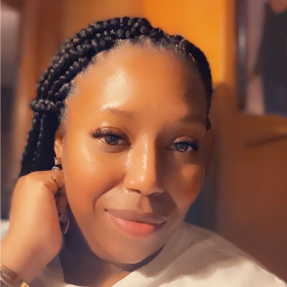 Profile Picture of Julia Hollis (@juliahollis589) on Poshmark