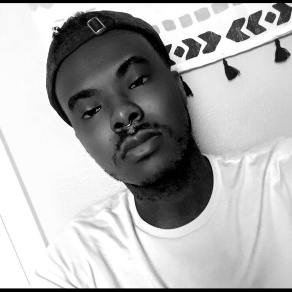 Profile Picture of Bellamy Archield (@simply_bellamy) on Poshmark