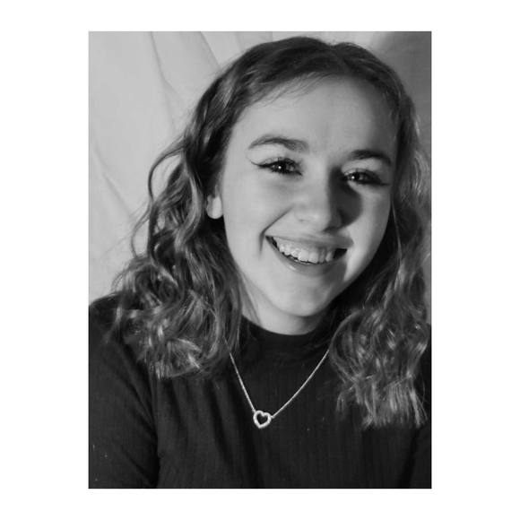 Profile Picture of Rylie Thayer (@rylie_thayer123) on Poshmark