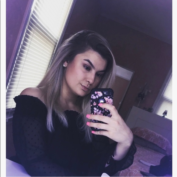 Profile Picture of Amina Huric (@ah0620) on Poshmark