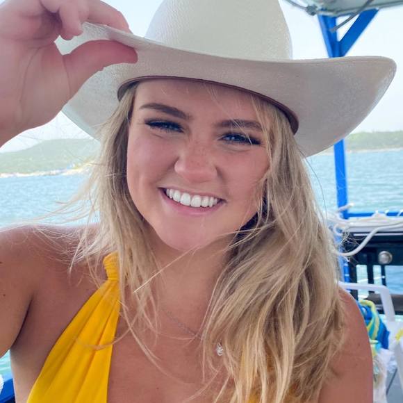 Profile Picture of Amanda Tapley (@a_tapley) on Poshmark