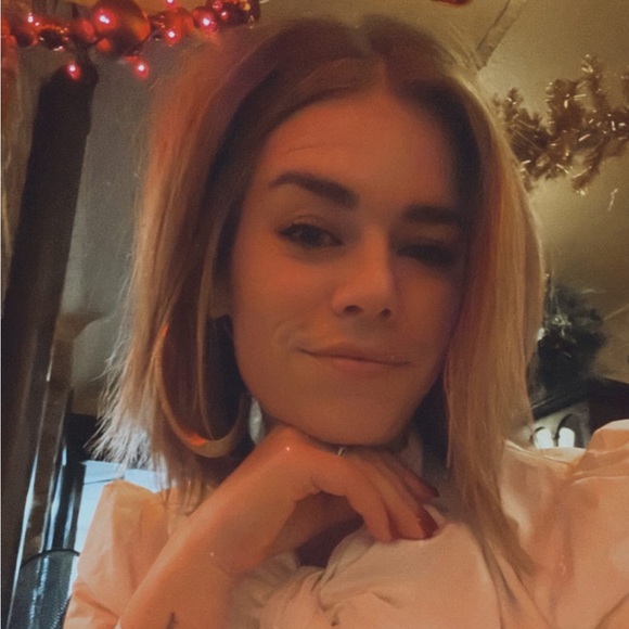 Emma Menesini - Poshmark Profile Picture of Emma Menesini (@emmamenesini) on Poshmark