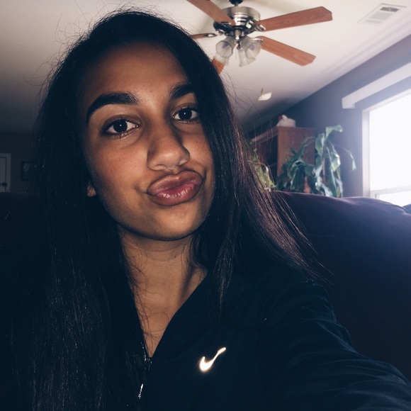 Profile Picture of Jannelle Angier (@jannelleangier) on Poshmark