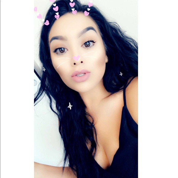 Profile Picture of Abby Flores (@damnitsabby) on Poshmark