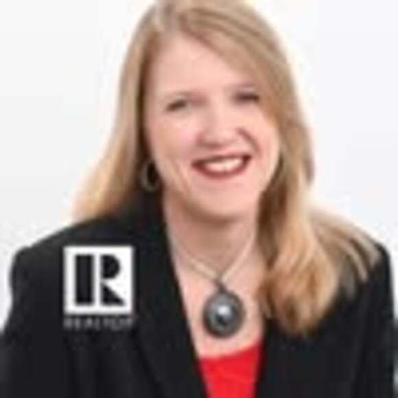 Profile Picture of Beth Baldwin (@bbaldwinrealtor) on Poshmark