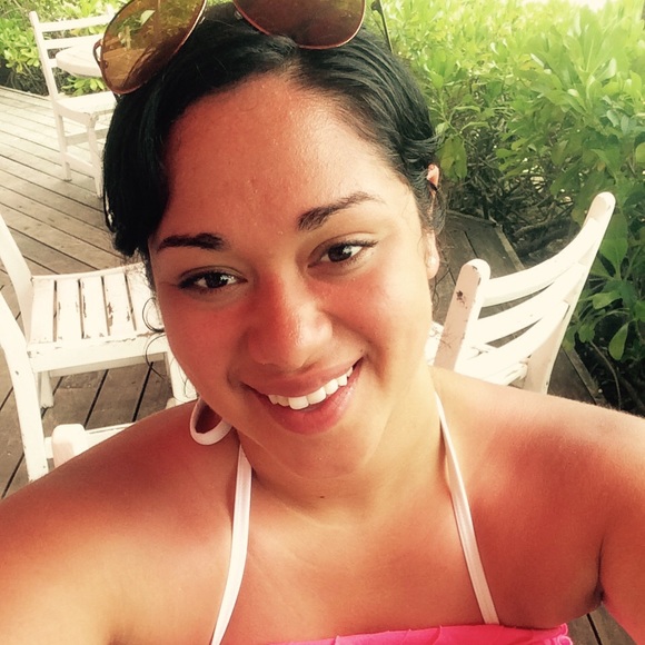 Profile Picture of Amy Shetler (@amyes94) on Poshmark