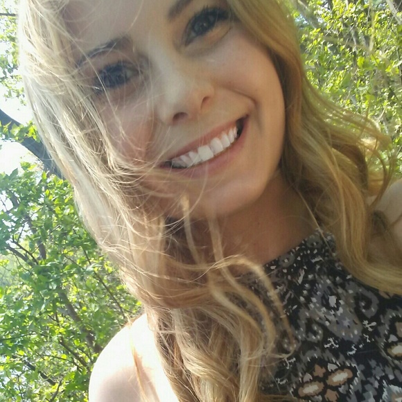Profile Picture of Danielle Moores (@daniellemoores) on Poshmark