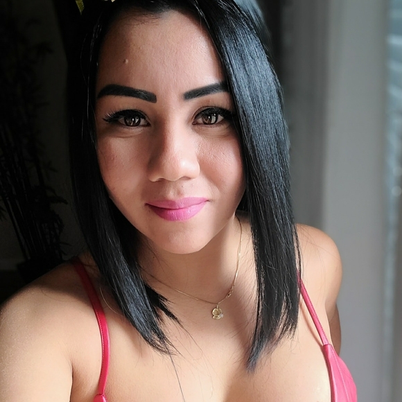 Profile Picture of Johana Iguaran (@joaigua) on Poshmark