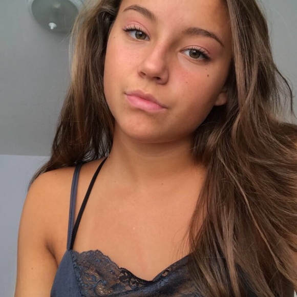Profile Picture of Hallyn White (@hallynwhite1) on Poshmark
