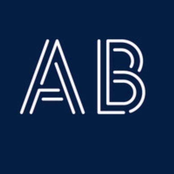 Profile Picture of Angelina Bolla (@angelinabolla) on Poshmark