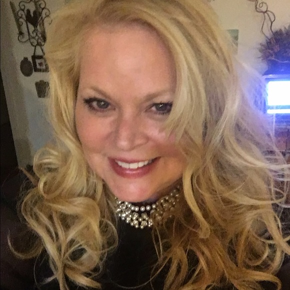 Profile Picture of Gina Chaszar (@giata99) on Poshmark