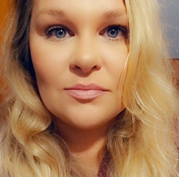 Profile Picture of Christy Frisch (@christyseyes) on Poshmark