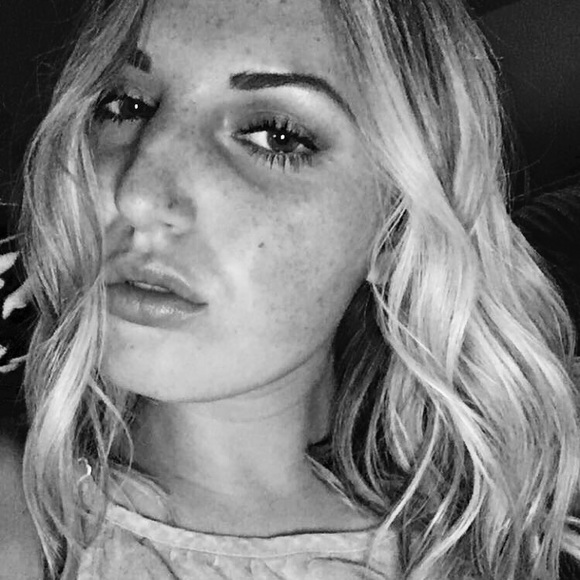 Profile Picture of Taylor Richards (@taylo_richards) on Poshmark